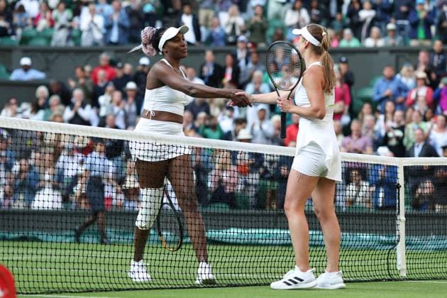 Wimbledon Tag Eins 3. Juli 2023, Wimbledon Wimbledon Tennis Championships Tag Eins Venus Williams USA schüttelt Elina Svitolina UKR die Hand, nachdem sie ihr Dameneinzelspiel in der ersten Runde verloren hat Foto Charlotte Wilson Offside Wimbledon UK  Copyright: xCharlottexWilsonx xOffsidexOffside