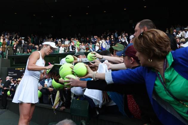Wimbledon Tag Eins 3. Juli 2023, Wimbledon Wimbledon Tennis Championships Tag Eins Elina Svitolina UKR gibt Autogramme für Fans nach ihrem Sieg im Dameneinzel in der ersten Runde gegen Venus Williams USA Foto Charlotte Wilson Abseits Wimbledon UK  Copyright: xCharlottexWilsonx xOffsidexOffside
