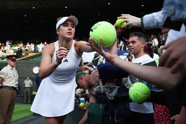 Wimbledon Tag Eins 3. Juli 2023, Wimbledon Wimbledon Tennis Championships Tag Eins Elina Svitolina UKR gibt Autogramme für Fans nach ihrem Sieg im Dameneinzel in der ersten Runde gegen Venus Williams USA Foto Charlotte Wilson Abseits Wimbledon UK  Copyright: xCharlottexWilsonx xOffsidexOffside