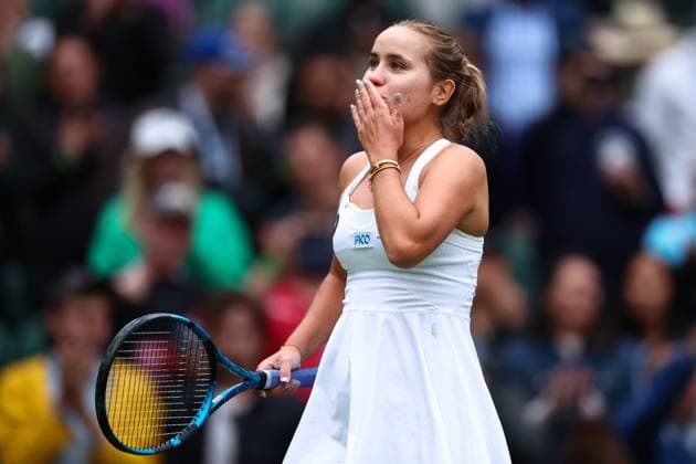 Mandatory Credit: Photo by Simon Dael Shutterstock (13992952gn) Sofia Kenin celebrates victory in her first round match Wimbledon Tennis Championships, Day 1, The All England Lawn Tennis and Croquet Club, London, UK - 03 Jul 2023 Wimbledon Tennis Championships, Day 1, The All England Lawn Tennis and Croquet Club, London, UK - 03 Jul 2023  Copyright: xSimonxDael Shutterstockx 13992952gn