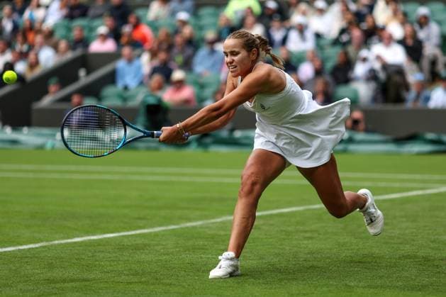 Wimbledon Tag Eins 3. Juli 2023, Wimbledon Wimbledon Tennis Championships Tag Eins Sofia Kenin USA gibt den Ball während ihres Dameneinzelspiels gegen Coco Gauff USA zurück Foto Charlotte Wilson Offside Wimbledon UK  Copyright: xCharlottexWilsonx xOffsidexOffside