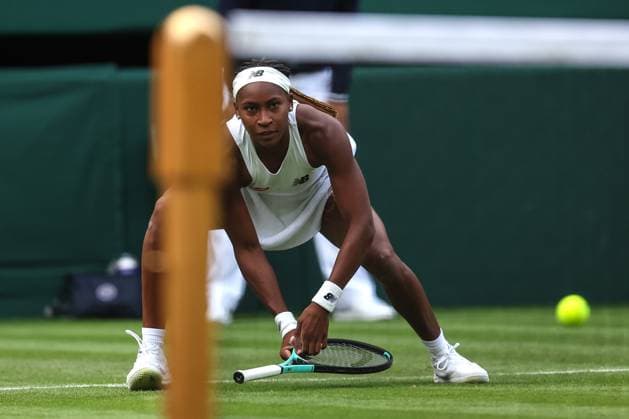 Wimbledon Tag Eins 3. Juli 2023, Wimbledon Wimbledon Tennis Championships Tag Eins Coco Gauff USA lässt ihren Schläger während ihres Dameneinzelmatches gegen Sofia Kenin USA fallen Foto Charlotte Wilson Offside Wimbledon UK  Copyright: xCharlottexWilsonx xOffsidexOffside