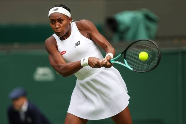 Wimbledon Tag Eins 3. Juli 2023, Wimbledon Wimbledon Tennis Championships Tag Eins Coco Gauff USA gibt den Ball während ihres Dameneinzelspiels gegen Sofia Kenin USA zurück Foto Charlotte Wilson Offside Wimbledon UK  Copyright: xCharlottexWilsonx xOffsidexOffside