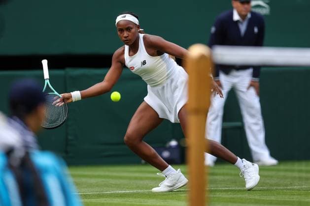 Wimbledon Tag Eins 3. Juli 2023, Wimbledon Wimbledon Tennis Championships Tag Eins Coco Gauff USA benutzt ihren Schläger verkehrt herum, nachdem sie ihn während ihres Dameneinzelmatches mit Sofia Kenin USA fallen gelassen hat Foto Charlotte Wilson Offside Wimbledon UK  Copyright: xCharlottexWilsonx xOffsidexOffside