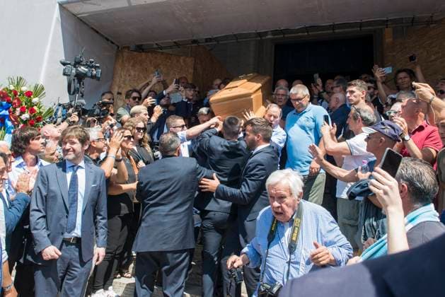 Foto Valentina Stefanelli LaPresse 4 Luglio 2023 Roma, Italia - Cronaca - I funerali di Vincenzo D Amico nella Chiesa Gran Madre di Dio, nella piazza di Ponte Milvio. Nella foto: un momento del rito funebre. July 4, 2023 Rome, Italy - News - The funeral of Vincenzo D Amico at the Gran Madre di Dio Church in Ponte Milvio square. In the photo: a moment of the funeral ceremony.  Copyright: xValentinaxStefanelli LaPressex