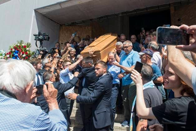 Foto Valentina Stefanelli LaPresse 4 Luglio 2023 Roma, Italia - Cronaca - I funerali di Vincenzo D Amico nella Chiesa Gran Madre di Dio, nella piazza di Ponte Milvio. Nella foto: un momento del rito funebre. July 4, 2023 Rome, Italy - News - The funeral of Vincenzo D Amico at the Gran Madre di Dio Church in Ponte Milvio square. In the photo: a moment of the funeral ceremony.  Copyright: xValentinaxStefanelli LaPressex