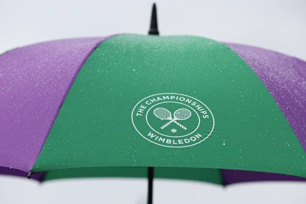 Wimbledon Tag zwei 4. Juli 2023, Wimbledon Wimbledon Tennis Championships Tag zwei Regen tropft auf einen Regenschirm der Marke Wimbledon Foto Charlotte Wilson Abseits Wimbledon UK  Copyright: xCharlottexWilsonx xOffsidexOffside