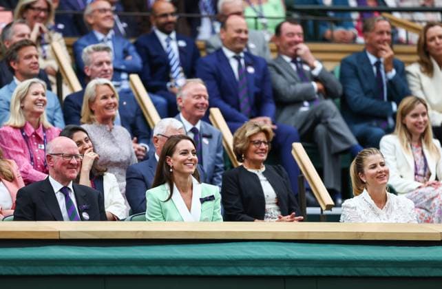 Mandatory Credit: Photo by Simon Dael Shutterstock (13995905an) Catherine, Princess of Wales Takes her seat in the Royal Box with Mirka Federer Wimbledon Tennis Championships, Day 2, The All England Lawn Tennis and Croquet Club, London, UK - 04 Jul 2023 Wimbledon Tennis Championships, Day 2, The All England Lawn Tennis and Croquet Club, London, UK - 04 Jul 2023  Copyright: xSimonxDael Shutterstockx 13995905an