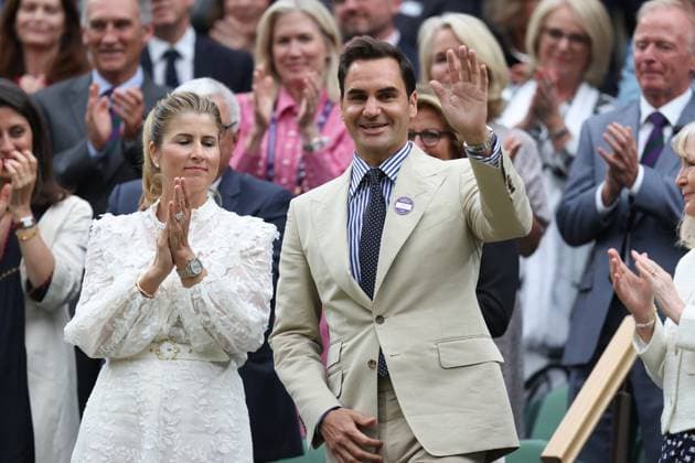 Wimbledon Tag Zwei 4. Juli 2023, Wimbledon Wimbledon Tennis Championships Tag Zwei Roger Federer rechts und seine Frau Mirka Federer Foto Charlotte Wilson Abseits Wimbledon UK  Copyright: xCharlottexWilsonx xOffsidexOffside