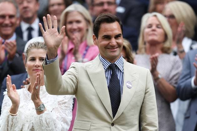 Wimbledon Tag Zwei 4. Juli 2023, Wimbledon Wimbledon Tennis Championships Tag Zwei Roger Federer rechts und seine Frau Mirka Federer Foto Charlotte Wilson Abseits Wimbledon UK  Copyright: xCharlottexWilsonx xOffsidexOffside