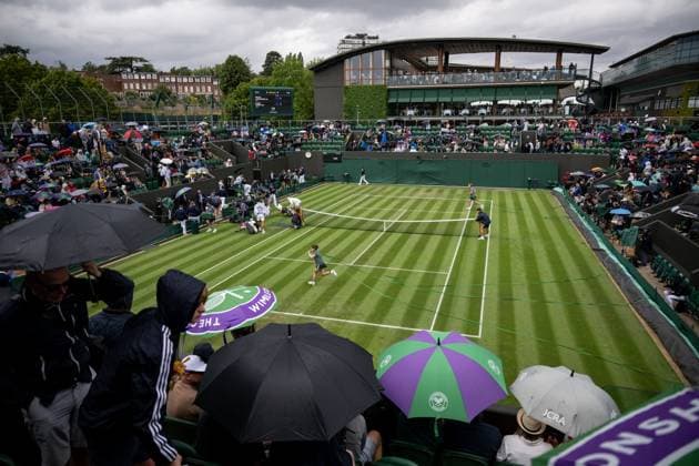 230704 Staff pull the raincover over court three as play is suspended due to rain on July 4, 2023 in London Photo Jesper Zerman BILDBYRAN COP 234 JZ0390 tennis wimbledon day 2 bbeng  Copyright: JESPERxZERMAN BB230704JZ034