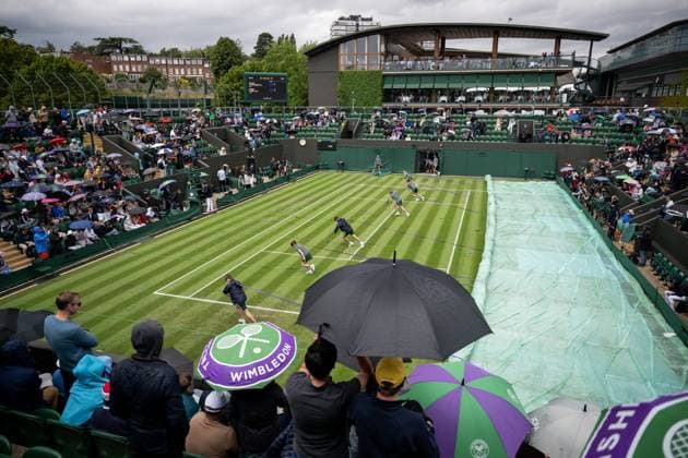 230704 Staff pull the raincover over court three as play is suspended due to rain on July 4, 2023 in London Photo Jesper Zerman BILDBYRAN COP 234 JZ0390 tennis wimbledon day 2 bbeng  Copyright: JESPERxZERMAN BB230704JZ035