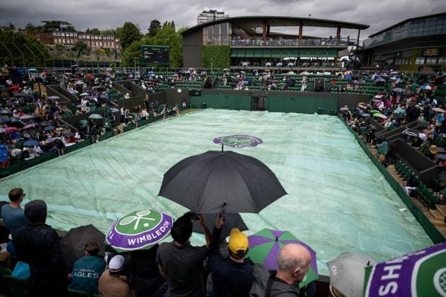 230704 Staff pull the raincover over court three as play is suspended due to rain on July 4, 2023 in London Photo Jesper Zerman BILDBYRAN COP 234 JZ0390 tennis wimbledon day 2 bbeng  Copyright: JESPERxZERMAN BB230704JZ036