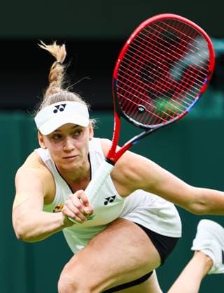 Mandatory Credit: Photo by Simon Dael Shutterstock (13995905db) Elena Rybakina Wimbledon Tennis Championships, Day 2, The All England Lawn Tennis and Croquet Club, London, UK - 04 Jul 2023 Wimbledon Tennis Championships, Day 2, The All England Lawn Tennis and Croquet Club, London, UK - 04 Jul 2023  Copyright: xSimonxDael Shutterstockx 13995905db