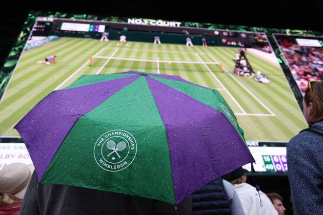 Wimbledon Tag Zwei 4. Juli 2023, Wimbledon Wimbledon Tennis Championships Tag Zwei Zuschauer suchen Schutz unter einem Regenschirm Foto Charlotte Wilson Abseits Wimbledon UK  Copyright: xCharlottexWilsonx xOffsidexOffside