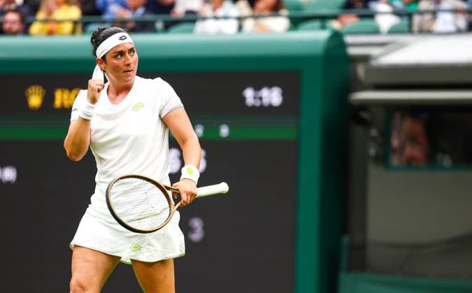 Mandatory Credit: Photo by Simon Dael Shutterstock (13995905dx) Ons Jabeur celebrates Wimbledon Tennis Championships, Day 2, The All England Lawn Tennis and Croquet Club, London, UK - 04 Jul 2023 Wimbledon Tennis Championships, Day 2, The All England Lawn Tennis and Croquet Club, London, UK - 04 Jul 2023  Copyright: xSimonxDael Shutterstockx 13995905dx