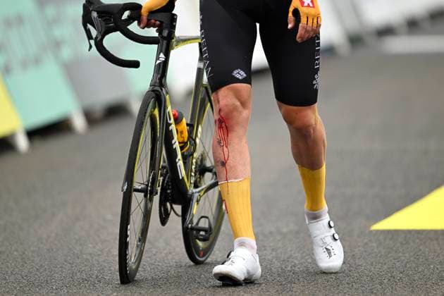 Sport Bilder des Tages Tour de France 2023 - Stage 04 NOGARO, FRANCE - JULY 04 : crash of Waerenskjold Soren (NOR) of Uno-X Pro Cycling Team during stage 4 of the 110th edition of the Tour de France 2023 cycling race, a stage of 182 kms with start in Dax and finish in Nogaro on July 04, 2023 in Nogaro, France, 04 07 2023 ( Motordriver Kenny Verfaillie - Nogaro France  Copyright: xNicoxVereeckenx