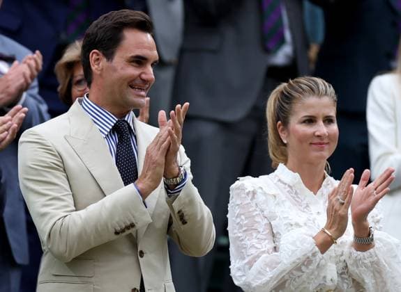 (230704) -- LONDON, July 4, 2023 -- Roger Federer (L) and his wife Mirka Federer applaud at Centre Court ahead of play on Day 2 of Wimbledon Tennis Championships in London, Britain, July 4, 2023. ) (SP)BRITAIN-LONDON-TENNIS-WIMBLEDON-ROGER FEDERER LixYing 