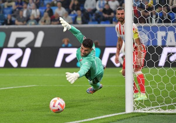 Russia Soccer PARI Premier Cup Crvena Zvezda - Zenit 8472541 04.07.2023 Crvena zvezda s goalkeeper Omri Glazer is seen during the PARI Premier Cup soccer match between Zrvena zvezda Belgrad and Zenit St.Petersburg, in St.Petersburg, Russia. Alexander Galperin Sputnik St. Petersburg Russia  Copyright: xAlexanderxGalperinx