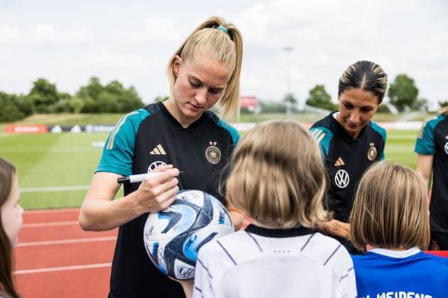Training DFB Women 04 07 2023 Janina Minge Germany, 29 signs autographs before training Open training with fans DFB Women, Herzogenaurach, adidas Homeground Copyright: xBEAUTIFULxSPORTS Wunderlx