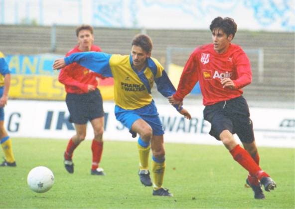 RECORD DATE NOT STATED Aus 2. BL. Saison 1992 93 Eintracht Braunschweig - Chemnitzer FC 4:4 am 17.10.1992. Im Foto: BS Spieler ist Ralf Heskamp *** From 2 BL season 1992 93 Eintracht Braunschweig Chemnitzer FC 4 4 on 17 10 1992 In photo BS player is Ralf Heskamp
