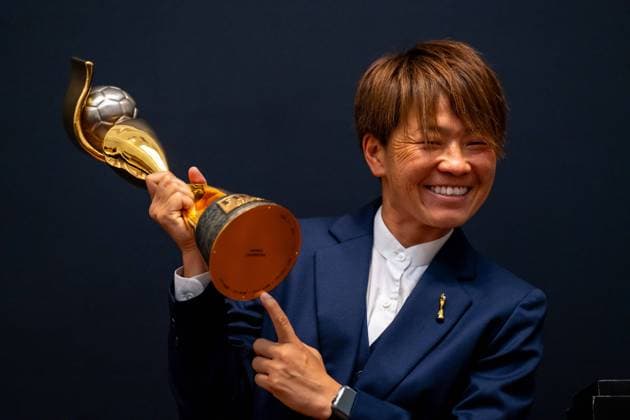Bilder des Jahres 2023, Sport 07 Juli Sport Themen der Woche KW27 FIFA Fußball Frauen WM 2023, Trophy Tour in Adelaide Adelaide, South Australia, July 4th 2023: FIFA Womens World Cup 2011 winner Aya Miyama lifts the trophy during the FIFA Womens World Cup Trophy Tour at the Art Gallery of South Australia in Adelaide, Australia. (Noe Llamas SPP)  Copyright: xNoexLlamas SPPx spp-en-NoLl-20230704-DSC09448