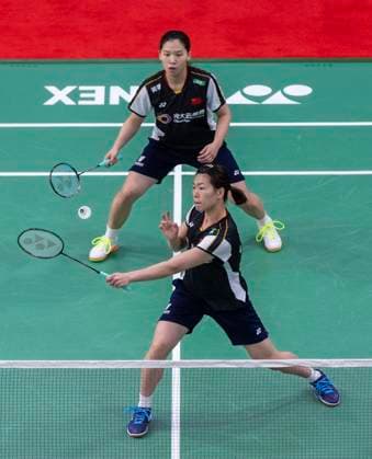 (230705) -- CALGARY, July 5, 2023 -- Li Yijing Luo Xumin (front) of China compete during the women s doubles first round match against Lee Chia Hsin Teng Chun Hsun of Chinese Taipei at the 2023 Canada Open badminton tournament in Calgary, Canada, on July 4, 2023. (Photo by Xinhua) (SP)CANADA-CALGARY-BADMINTON-CANADA OPEN-WOMEN S DOUBLES ZouxZheng 
