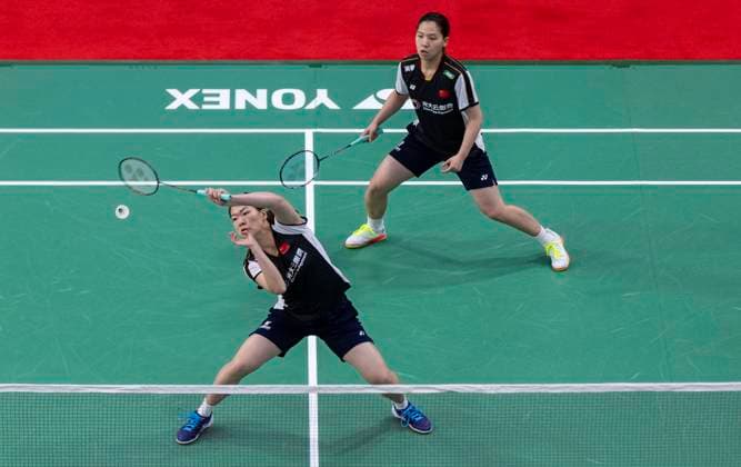 (230705) -- CALGARY, July 5, 2023 -- Li Yijing Luo Xumin (front) of China compete during the women s doubles first round match against Lee Chia Hsin Teng Chun Hsun of Chinese Taipei at the 2023 Canada Open badminton tournament in Calgary, Canada, on July 4, 2023. (Photo by Xinhua) (SP)CANADA-CALGARY-BADMINTON-CANADA OPEN-WOMEN S DOUBLES ZouxZheng 