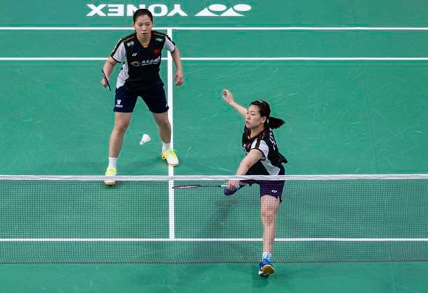 (230705) -- CALGARY, July 5, 2023 -- Li Yijing Luo Xumin (front) of China compete during the women s doubles first round match against Lee Chia Hsin Teng Chun Hsun of Chinese Taipei at the 2023 Canada Open badminton tournament in Calgary, Canada, on July 4, 2023. (Photo by Xinhua) (SP)CANADA-CALGARY-BADMINTON-CANADA OPEN-WOMEN S DOUBLES ZouxZheng 