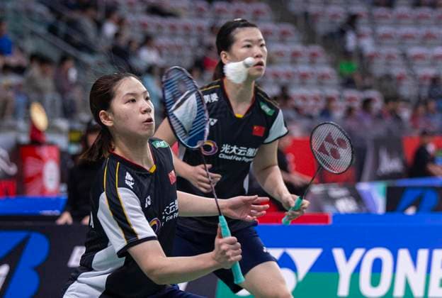 (230705) -- CALGARY, July 5, 2023 -- Li Yijing (front) Luo Xumin of China compete during the women s doubles first round match against Lee Chia Hsin Teng Chun Hsun of Chinese Taipei at the 2023 Canada Open badminton tournament in Calgary, Canada, on July 4, 2023. (Photo by Xinhua) (SP)CANADA-CALGARY-BADMINTON-CANADA OPEN-WOMEN S DOUBLES ZouxZheng 