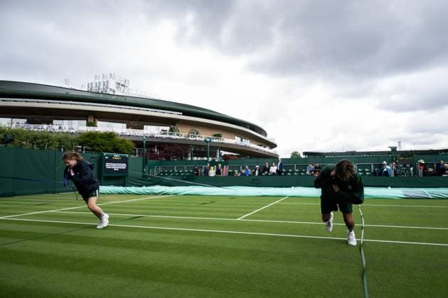 230705 Staff pull the raincover over court 14 dur to bad weather during day 3 of Wimbledon on July 5, 2023 in London Photo Jesper Zerman BILDBYRAN COP 234 JZ0391 tennis wimbledon day 3 bbeng  Copyright: JESPERxZERMAN BB230705JZ002