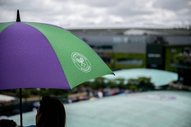 230705 Spectators with an umbrella as play is postponed due to rain during day 3 of Wimbledon on July 5, 2023 in London Photo Jesper Zerman BILDBYRAN COP 234 JZ0391 tennis wimbledon day 3 bbeng  Copyright: JESPERxZERMAN BB230705JZ011