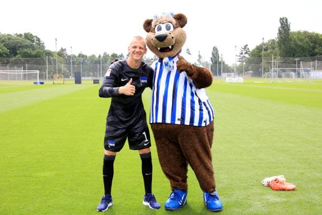 Sport Themen der Woche KW27 Sport Bilder des Tages DEU, DFL, 1. FBL, Hertha BSC, Gruppenfto, Portrait,, 05.07.2023, Sportforum, Berlin, DEU, DFL, 1. FBL, Hertha BSC, Gruppenfto, Portrait,, im Bild Oliver Christensen (Hertha BSC Berlin 1), Hertha-Maskotchen Herthinho DFL - regulations prohibit any use of Photographs as image sequences and or quasi-video Foto: Juergen Engler nordphoto GmbH *** DEU, DFL, 1 FBL, Hertha BSC, Gruppenfto, Portrait,, 05 07 2023, Sportforum, Berlin, DEU, DFL, 1 FBL, Hertha BSC, Gruppenfto, Portrait,, in picture Oliver Christensen Hertha BSC Berlin 1 , Hertha Maskotchen Herthinho DFL regulations prohibit any use of Photographs as image sequences and or quasi video Foto Juergen Engler nordphoto GmbH nordphotoxGmbHx xEngler nph00076