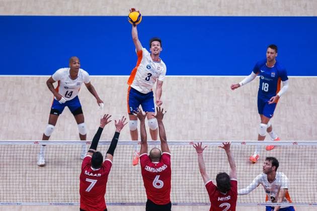(230705) -- PASAY CITY, July 5, 2023 -- Maarten Van Garderen (top C) of the Netherlands spikes the ball during the Pool 6 match between Canada and the Netherlands at the Men s Volleyball Nations League in Pasay City, the Philippines, July 5, 2023. ) (SP)THE PHILIPPINES-PASAY CITY-VOLLEYBALL-NATIONS LEAGUE-MEN-CAN VS NED ROUELLExUMALI 