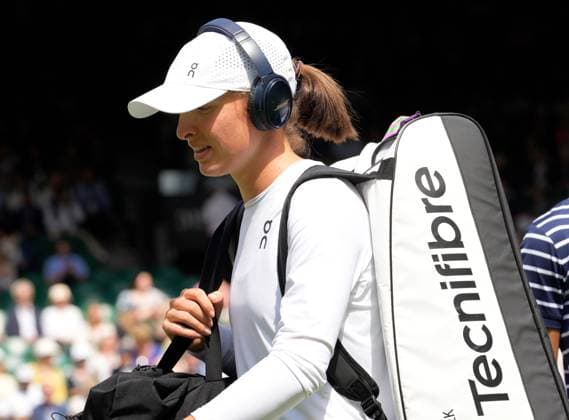 Mandatory Credit: Photo by Dave Shopland Shutterstock (13995910dh) Iga Swiatek walking onto Centre Court, wearing Bose headphones Wimbledon Tennis Championships, Day 3, The All England Lawn Tennis and Croquet Club, London, UK - 05 Jul 2023 Wimbledon Tennis Championships, Day 3, The All England Lawn Tennis and Croquet Club, London, UK - 05 Jul 2023  Copyright: xDavexShopland Shutterstockx 13995910dh