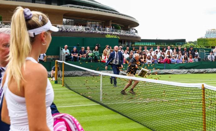 Mandatory Credit: Photo by Simon Dael Shutterstock (13995914cm) Just Stop oil protesters disrupt the match between Katie Boulter and Daria Saville as Boulter looks on Wimbledon Tennis Championships, Day 3, The All England Lawn Tennis and Croquet Club, London, UK - 05 Jul 2023 Wimbledon Tennis Championships, Day 3, The All England Lawn Tennis and Croquet Club, London, UK - 05 Jul 2023  Copyright: xSimonxDael Shutterstockx 13995914cm