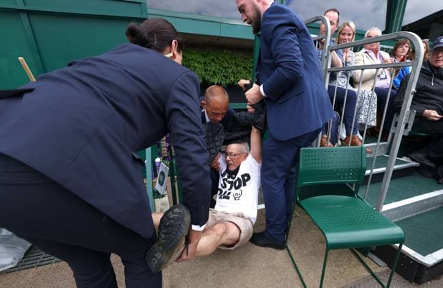 Mandatory Credit: Photo by Simon Dael Shutterstock (13995914cq) Just Stop oil protesters disrupt the match between Katie Boulter and Daria Saville Wimbledon Tennis Championships, Day 3, The All England Lawn Tennis and Croquet Club, London, UK - 05 Jul 2023 Wimbledon Tennis Championships, Day 3, The All England Lawn Tennis and Croquet Club, London, UK - 05 Jul 2023  Copyright: xSimonxDael Shutterstockx 13995914cq