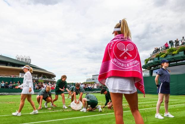 Mandatory Credit: Photo by Simon Dael Shutterstock (13995914cr) Just Stop oil protesters disrupt the match between Katie Boulter and Daria Saville as Boulter looks on Wimbledon Tennis Championships, Day 3, The All England Lawn Tennis and Croquet Club, London, UK - 05 Jul 2023 Wimbledon Tennis Championships, Day 3, The All England Lawn Tennis and Croquet Club, London, UK - 05 Jul 2023  Copyright: xSimonxDael Shutterstockx 13995914cr