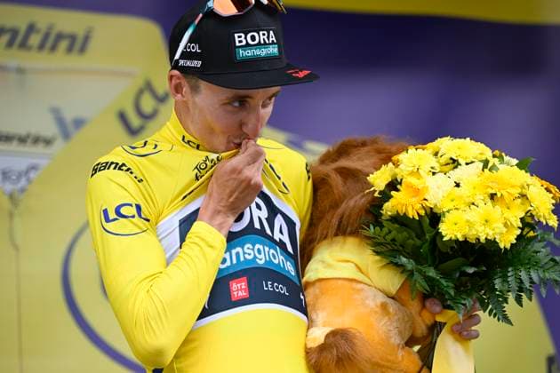 Sport Bilder des Tages Tour de France 2023 - Stage 05 LARUNS, FRANCE - JULY 05 : Hindley Jai (AUS) of BORA - Hansgrohe pictured with the yellow jersey during the podium ceremony of stage 5 of the 110th edition of the Tour de France 2023 cycling race, a stage of 165 kms with start in Pau and finish in Laruns on July 05, 2023 in Laruns, France, 05 07 2023 ( Motordriver Kenny Verfaillie - Laruns France  Copyright: xVincentxKalutx
