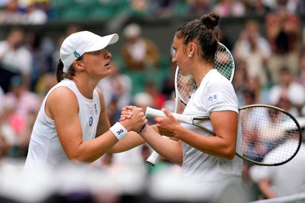 Mandatory Credit: Photo by Dave Shopland Shutterstock (13995910fa) Iga Swiatek celebrates victory in her second round match against Sara Sorribes Tormo Wimbledon Tennis Championships, Day 3, The All England Lawn Tennis and Croquet Club, London, UK - 05 Jul 2023 Wimbledon Tennis Championships, Day 3, The All England Lawn Tennis and Croquet Club, London, UK - 05 Jul 2023  Copyright: xDavexShopland Shutterstockx 13995910fa