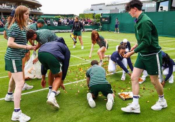 Mandatory Credit: Photo by Simon Dael Shutterstock (13995914dh) Just Stop oil protesters disrupt the match between Katie Boulter and Daria Saville as the ball boys and Ball girls help to clean up the confetti Wimbledon Tennis Championships, Day 3, The All England Lawn Tennis and Croquet Club, London, UK - 05 Jul 2023 Wimbledon Tennis Championships, Day 3, The All England Lawn Tennis and Croquet Club, London, UK - 05 Jul 2023  Copyright: xSimonxDael Shutterstockx 13995914dh