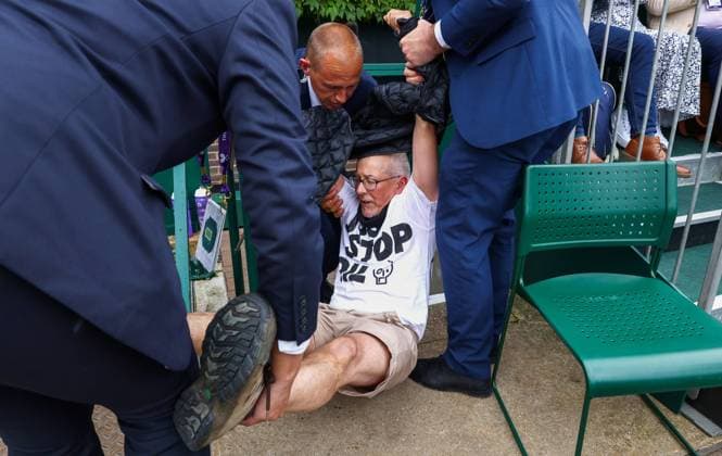 Mandatory Credit: Photo by Simon Dael Shutterstock (13995914di) Just Stop oil protesters disrupt the match between Katie Boulter and Daria Saville Wimbledon Tennis Championships, Day 3, The All England Lawn Tennis and Croquet Club, London, UK - 05 Jul 2023 Wimbledon Tennis Championships, Day 3, The All England Lawn Tennis and Croquet Club, London, UK - 05 Jul 2023  Copyright: xSimonxDael Shutterstockx 13995914di
