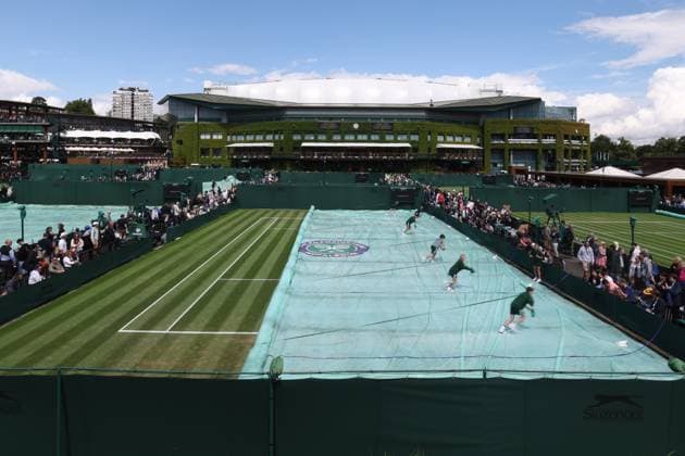 Wimbledon Tag drei 5. Juli 2023, Wimbledon Wimbledon Tennis Championships Tag drei eine Abdeckung wird von einem Außenplatz entfernt Foto Charlotte Wilson Abseits Wimbledon UK  Copyright: xCharlottexWilsonx xOffsidexOffside