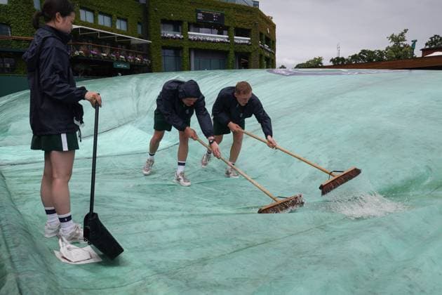 Wimbledon Tag drei 5. Juli 2023, Wimbledon Wimbledon Tennis Championships Tag drei Regenwasser wird von den Abdeckungen auf den Außenplätzen gefegt Foto Charlotte Wilson Abseits Wimbledon UK  Copyright: xCharlottexWilsonx xOffsidexOffside