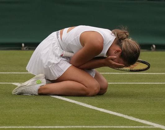 Sport Bilder des Tages Tennis - 2023 Wimbledon Championships - Week One - Day Three - All England Lawn Tennis & Croquet Club, Wimbledon - Wednesday 5th July 2023 Maria Sakkari (GRE) v Marta Kostyuk (UKR) Marta Kostyuk (UKR) drops to her knees as she celebrates winning match point 