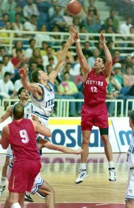 ITALY vs GERMANY HANS JURGEN GNAD, basketball player of German national team, Nationalteam at Eurobasket match against Italy, and STEFANO RUSCONI, at OAKA arena. Athens, 22.06.1995. Nebojsa Parausic MN Press photo BASKETBALL, FIBA EUROBASKET 1995, ITALY, GERMANY Athens OAKA Greece Copyright: xNebojsaxParausicx xMNxpressx