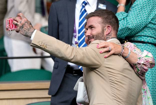 Mandatory Credit: Photo by Dave Shopland Shutterstock (13995910jg) David Beckham talking a selfie with a fan Wimbledon Tennis Championships, Day 3, The All England Lawn Tennis and Croquet Club, London, UK - 05 Jul 2023 Wimbledon Tennis Championships, Day 3, The All England Lawn Tennis and Croquet Club, London, UK - 05 Jul 2023  Copyright: xDavexShopland Shutterstockx 13995910jg