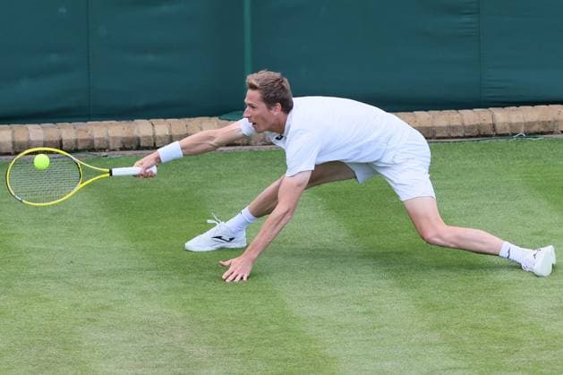 Great Britain, London, All England Lawn Tennis Club, The Championships Wimbledon 2023 - DAY 3- 5 07 2023 Belgian player Kimmer Koppejans (BEL) pictured during his first round against No.16 seed Alex De Minaur (AUS) in London , All England Lawn Tennis Club at The Championships Wimbledon 2023 The Championships Wimbledon 2023- DAY 3- 05 07 2023 PhotoNews Panoramic 