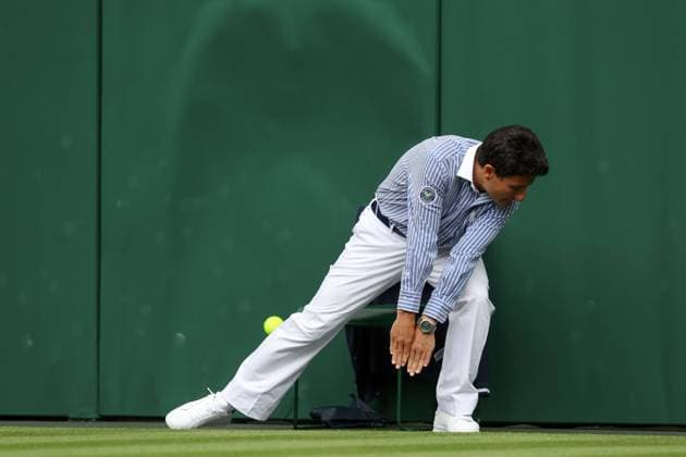 Wimbledon Tag drei 5. Juli 2023, Wimbledon Wimbledon Tennis Championships Tag drei Ein Linienrichter weicht dem Ball aus, als dieser auf das Grün prallt Foto Charlotte Wilson Abseits Wimbledon UK  Copyright: xCharlottexWilsonx xOffsidexOffside