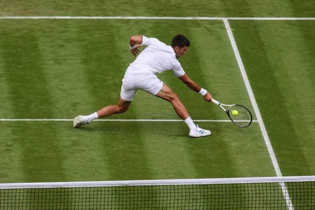 Wimbledon Tag drei 5. Juli 2023, Wimbledon Wimbledon Tennis Championships Tag drei Novak Djokovic SRB streckt sich nach dem Ball Foto Charlotte Wilson Abseits Wimbledon UK  Copyright: xCharlottexWilsonx xOffsidexOffside